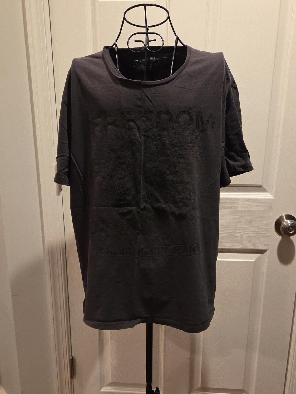 Calvin Klein Jeans Men's Raised 'FREEDOM' Graphic Tee - Charcoal Gray